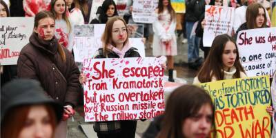 Напоминают о смертях и насилии. 10 самых запоминающихся акций протеста против в мире войны в Украине