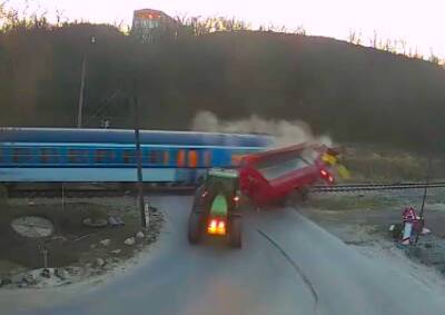 В Чехии поезд протаранил трактор на переезде: видео