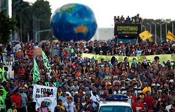 Коренные жители Бразилии вторую неделю протестуют против политики президента