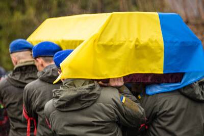 На Днепропетровщине попрощались с защитником Украины, фото: "Осталась жена, сын с дочерью"