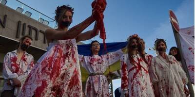 «От крови мирных граждан не отмыться». Перед посольством РФ в Израиле прошла акция протеста против войны в Украине