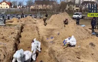 Из братской могилы возле церкви в Буче уже поднято 73 тела