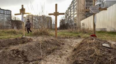 Из братской могилы в Буче извлекли уже 73 тела – городской голова