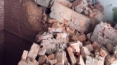 В Тюмени на Первомайской после обрушения стены скончался строитель