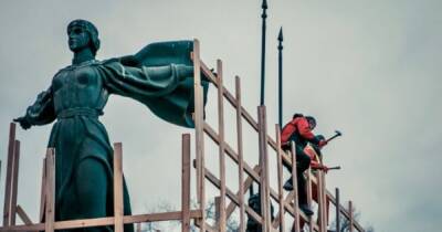 Благотворители создали защитное сооружение вокруг Памятника основателям Киева