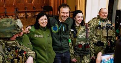 Вакарчук приехал в Харьков и устроил необычный концерт для бойцов ВСУ (фото)