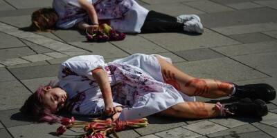 Остановите насильников. В Вене 60 женщин в платьях, измазанных красной краской, напомнили миру о сексуальных зверствах российских оккупантов