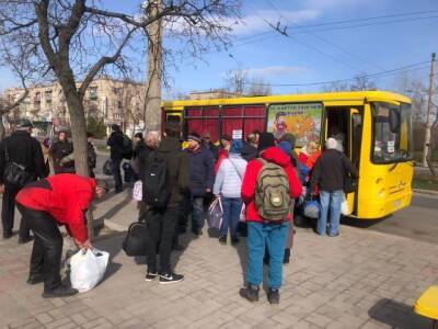 Эвакуация с Луганщины продолжается, хотя желающих стало меньше: из области вывезли еще 370 человек