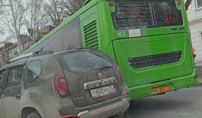 В Тюмени на перекрестке Полевая – Флотская столкнулись Рено и маршрутный автобус