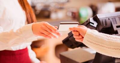 Количество транзакций по платежным картам в марте уменьшилось на четверть
