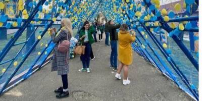 Во львовском парке открыли инсталляцию из крашенок Пасхальный коридор жизни