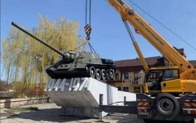В Ровно демонтировали памятник советской военной технике