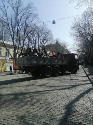 Центр Одессы начали освобождать от противотанковых ежей