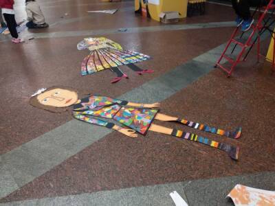 Арт-студия презентовала выставку о современных героях Украины, которую дети создали в метро Харькова (фото)