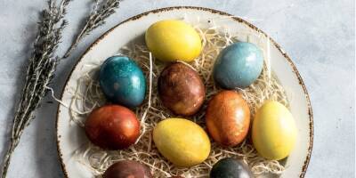 Чаем, капустой или салфетками. Три необычных и натуральных способа покрасить яйца на Пасху