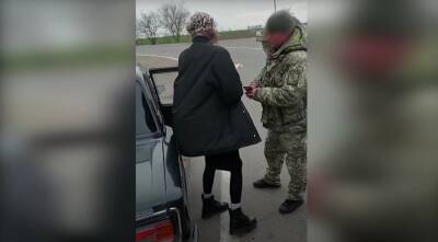 Мужчина в женском наряде решил перейти границу: видео инцидента в Одесской области