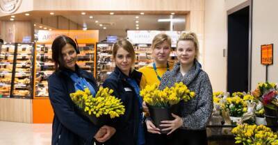 В магазинах Lidl начали работать первые украинцы, в реестре таксистов - 14 украинцев