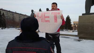 В Хабаровске полицейские задержали участников антивоенных пикетов