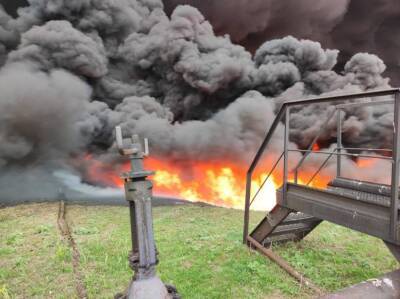 В Лисичанске после вражеского обстрела горит НПЗ