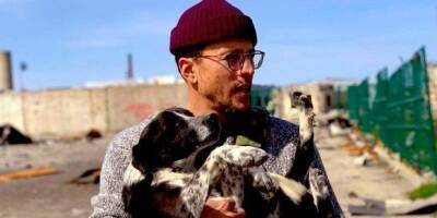 Волонтерит в Украине. Режиссер фильма о Бонде спас щенка из-под завалов под Харьковом