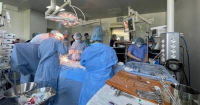 Уникальная операция: в Киеве врачи достали пулю из сердца воина, не останавливая его (фото)