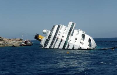 Почему при кораблекрушении люди гибнут, ведь многие умеют плавать и могут держаться на воде