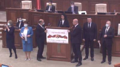 Парламент Молдовы окончательно запретил георгиевскую ленту и символы Z и V