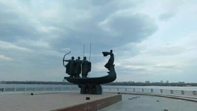 В украинской столице вокруг Памятника основателям Киева установили защитное сооружение