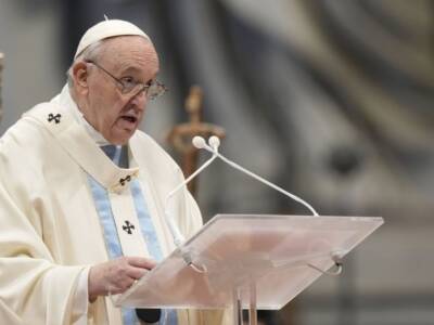 На Пасхальной мессе Папа Римский осудил жестокость войны в Украине и сказал "Христос воскрес!" на украинском