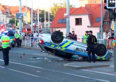 В Праге перевернулась полицейская машина