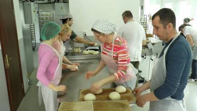 Украинцам помогают волонтёры: репортаж из Бородянки