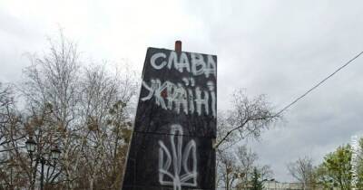 Бойцы "Азова" снесли памятник советскому маршалу Жукову в Харькове