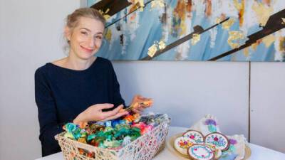 Израильский писатель Аня Хромова-Флейтман начала вышивать сама и хочет научить этому украинских беженцев