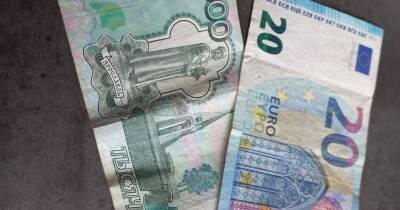 Центробанк снова разрешил жителям России покупать наличную валюту в банках