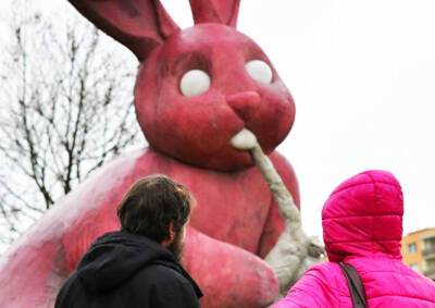 Жители чешского города решили оставить скульптуру кролика, пожирающего человека