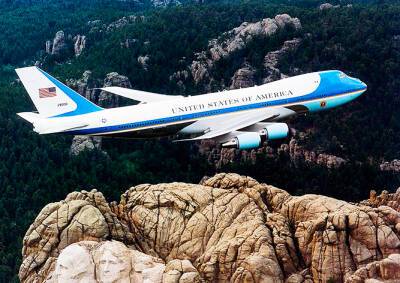 Помните, как самолет Трампа облетел Брно? Мы собрали лучшие интернет-шутки