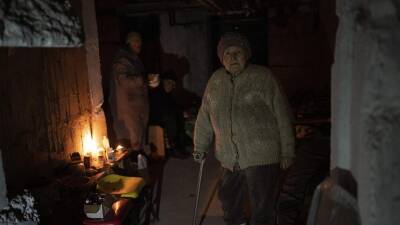 Пожилые вынужденные переселенцы прибывают в Днепр