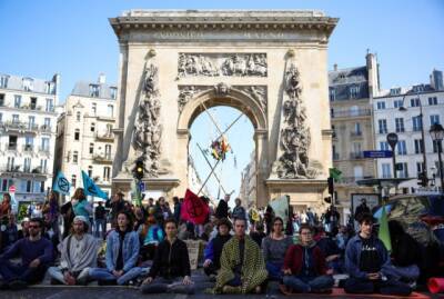 Активисты по борьбе с изменением климата заблокировали центральную площадь Парижа в знак протеста против выборов