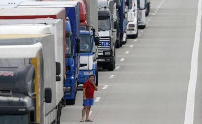 Сотни грузовиков, колонной около 80 км, застряли на польской границе из-за санкций
