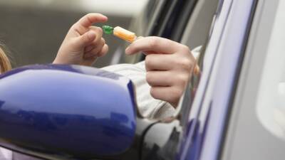 В Твери следователи проверяют информацию о водителе, который пытался заманить ребенка конфетами