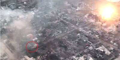 Танк ВСУ уничтожил российскую БМП прямо сквозь здание — видео