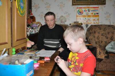 В Тверской области реставратор икон устроился на пилораму, чтобы в одиночку обеспечивать сына