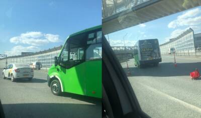 В Тюмени на объездной дороге столкнулись маршрутка и машина Яндекс.Go