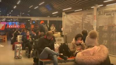 Беженцы ночуют на автостанции Таллина: руководство вокзала недовольно решением города