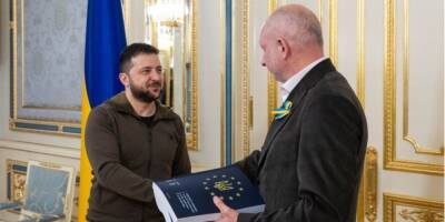 Зеленский передает послу ЕС заполненную анкету-опросник для получения Украиной статуса кандидата на вступление в Евросоюз — видео