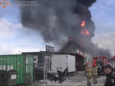 Во Львове спасатели потушили пожар на СТО, возникший после обстрела оккупантами