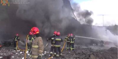 Во Львове потушили пожар здания шиномонтажа, обстрелянного российскими ракетами