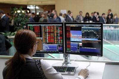 Российский рынок акций упал в понедельник по главным индексам на фоне высоких санкционных рисков