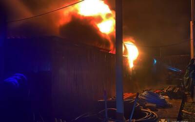 В Николаеве после обстрела загорелся дом и складское помещение