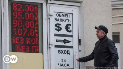 Россияне столкнулись с нехваткой валюты в отделениях банков после старта продаж